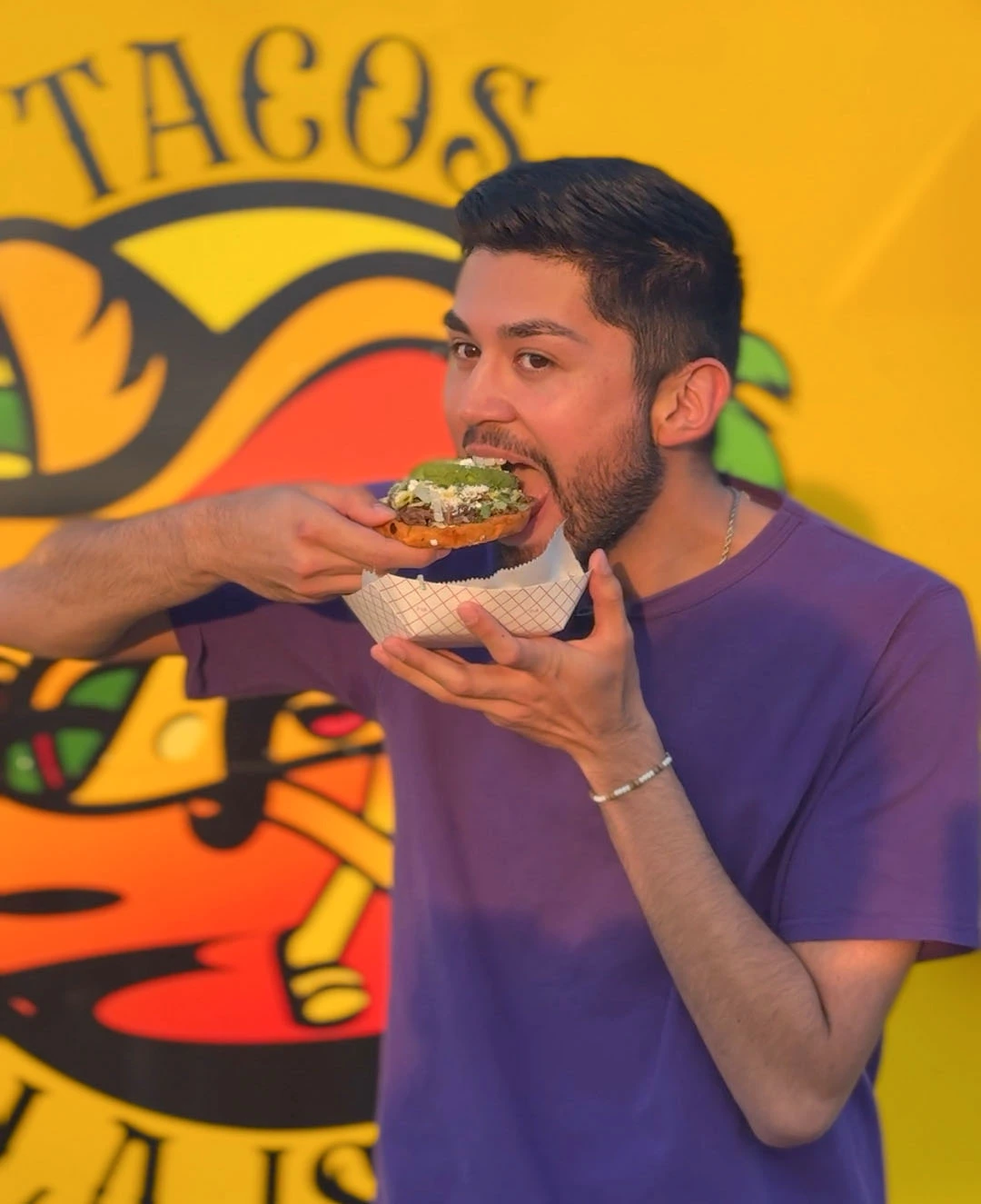 Camión de comida de Tacos La Isla en un evento al aire libre